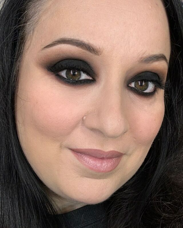 Il classico smokey eyes: nero, opaco, fumoso.
Ottimo per le inverno che vogliono un look drammatico
#armocromia #invernoprofondo #winterdeep #armocromiaetruccocorrettivo #makeup #makeupartist #wakeupandmakeup #smokeyeye