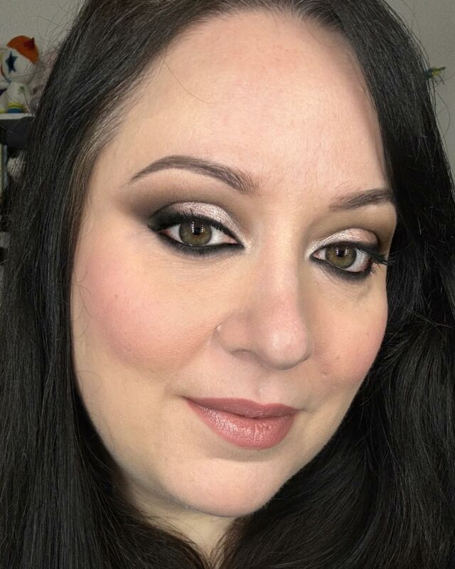 Oggi mezzaluna semplice con la palette Glam di @natashadenona 
Trucco adatto principalmente alle inverno
#armocromia #armocromiainverno #armocromiaetruccocorrettivo #winterdeep #makeupartist #makeup #wakeupandmakeup #makeupideas #makeupaddict #makeuplook