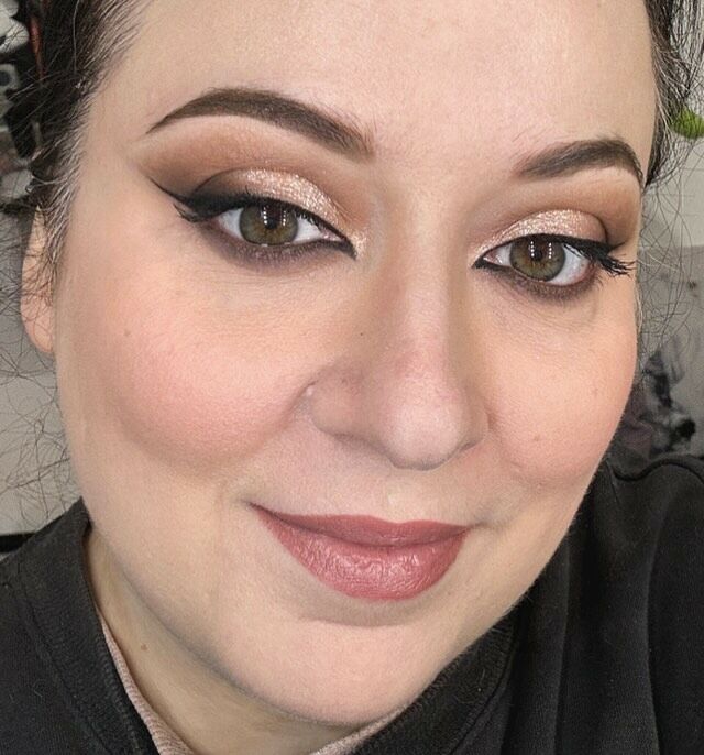 Oggi trucco luminoso con la palette Ethereal @makeupbymario , adatto alle stagioni calde
#armocromia #makeup #makeupartist #wakeupandmakeup #makeupaddict #makeuplovers