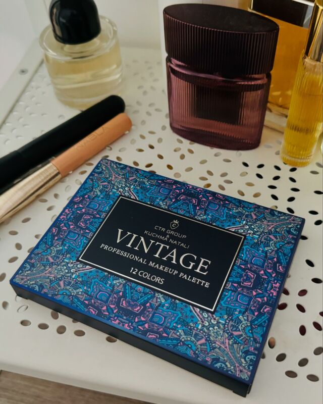 Bellissima palette @ctr_italia 
Texture morbida come burro, estremamente pigmentata. Presto swatch