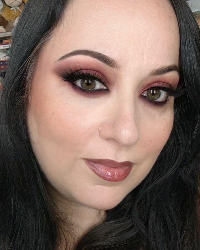 Vampy look realizzato in toni vinaccia con la palette vintage di @ctr_italia